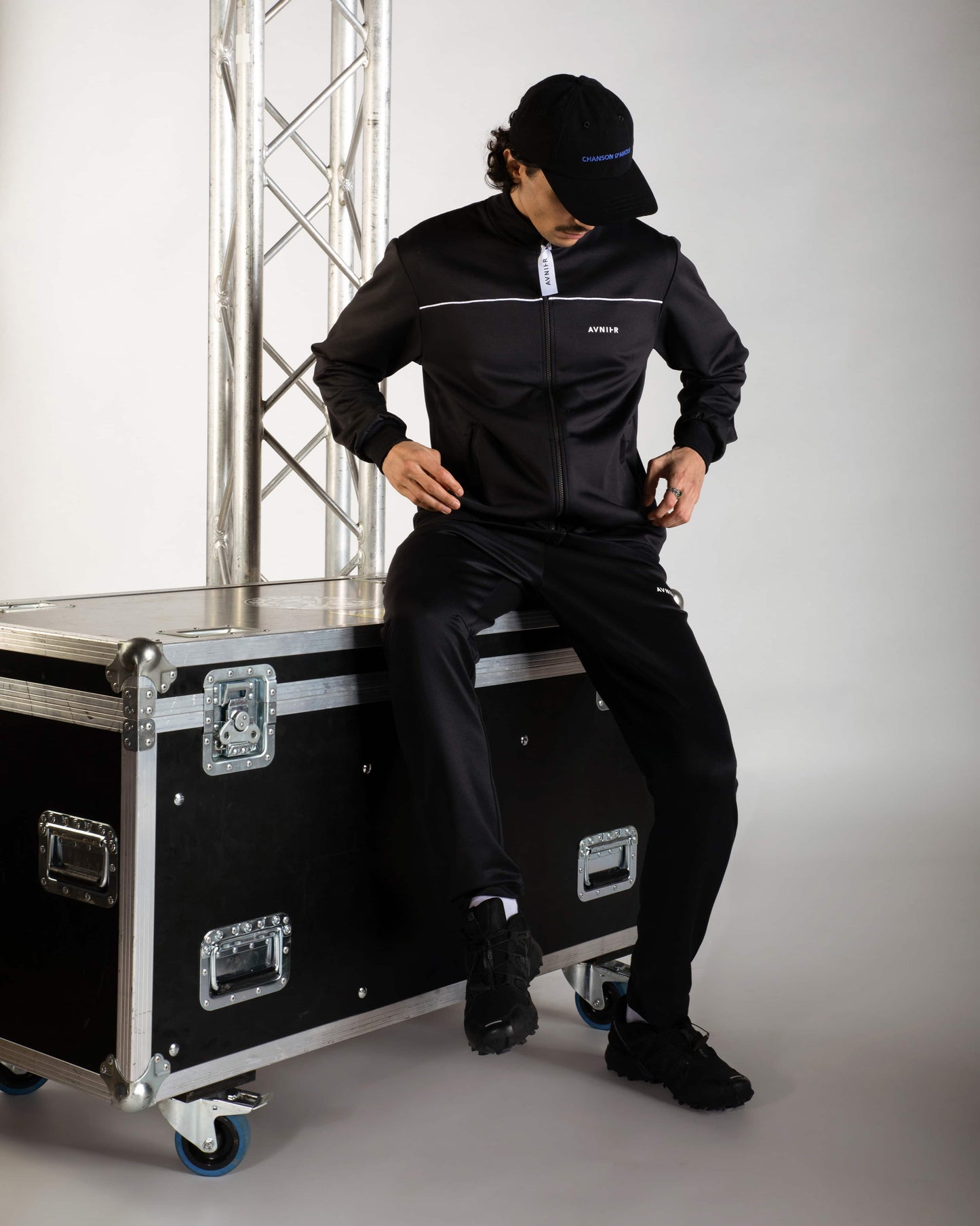 tracktop-studio-noir-avnier-avenir-3-silhouette-dos - noir