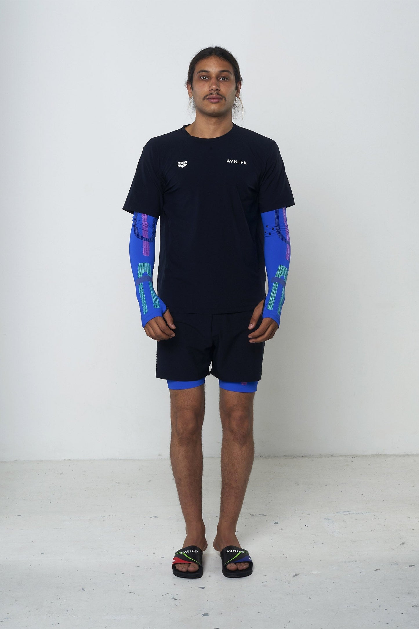 AVNIER x ARENA T-shirt de bain unisexe noir avec manches de compression