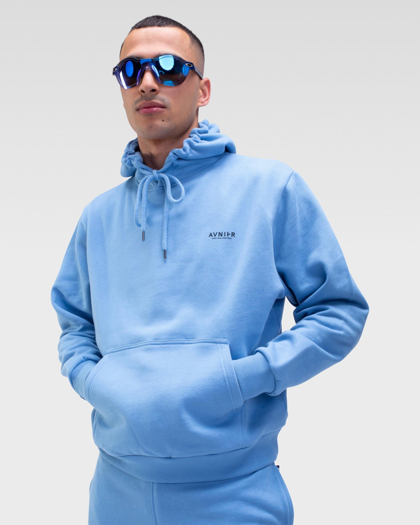 hoodie-onset-vertical-v-bleu-ciel-avnier-sebastian-strappazzon-4-silhouette-face - bleu ciel
