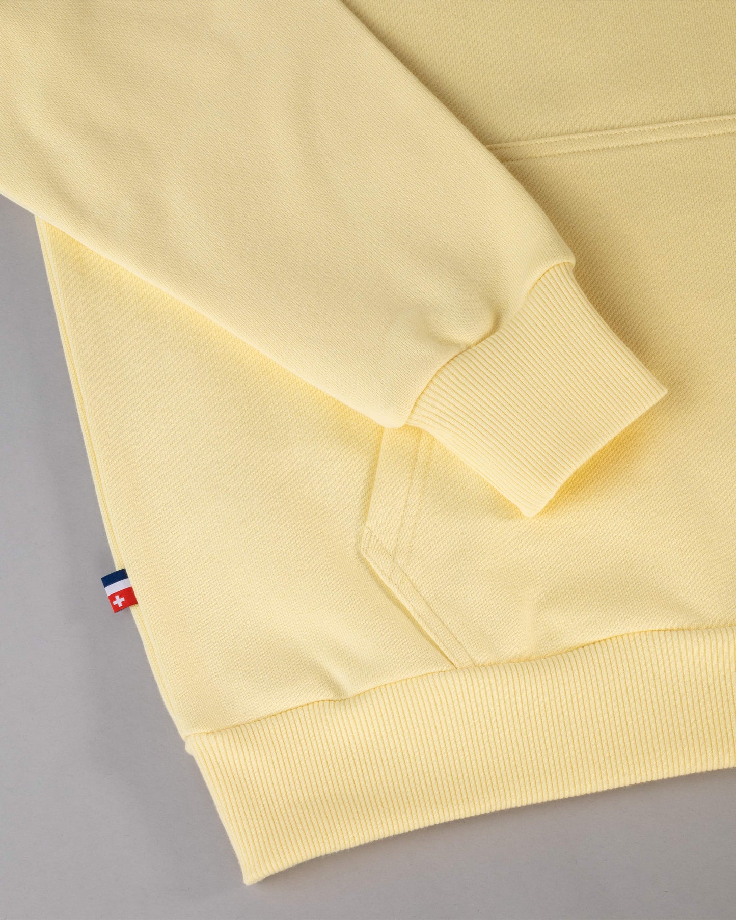 onset-vertical-hoodie-jaune-pastel-en-coton-bio-avnier-audiovisual-work-wear-6-detail - jaune