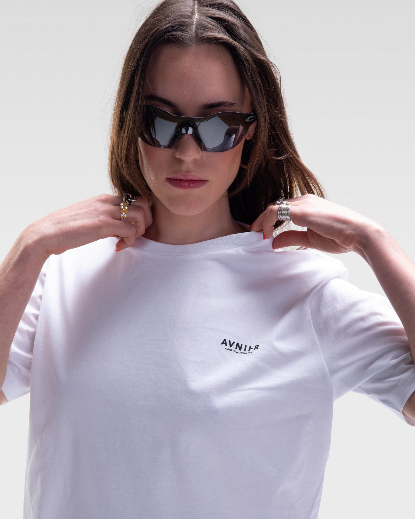 t-shirt-source-v-blanc-vertical--avnier-orel-5-silhouette-face_394b86f1-76f2-4ec6-9a1d-1f3a47dc8d9e - Blanc