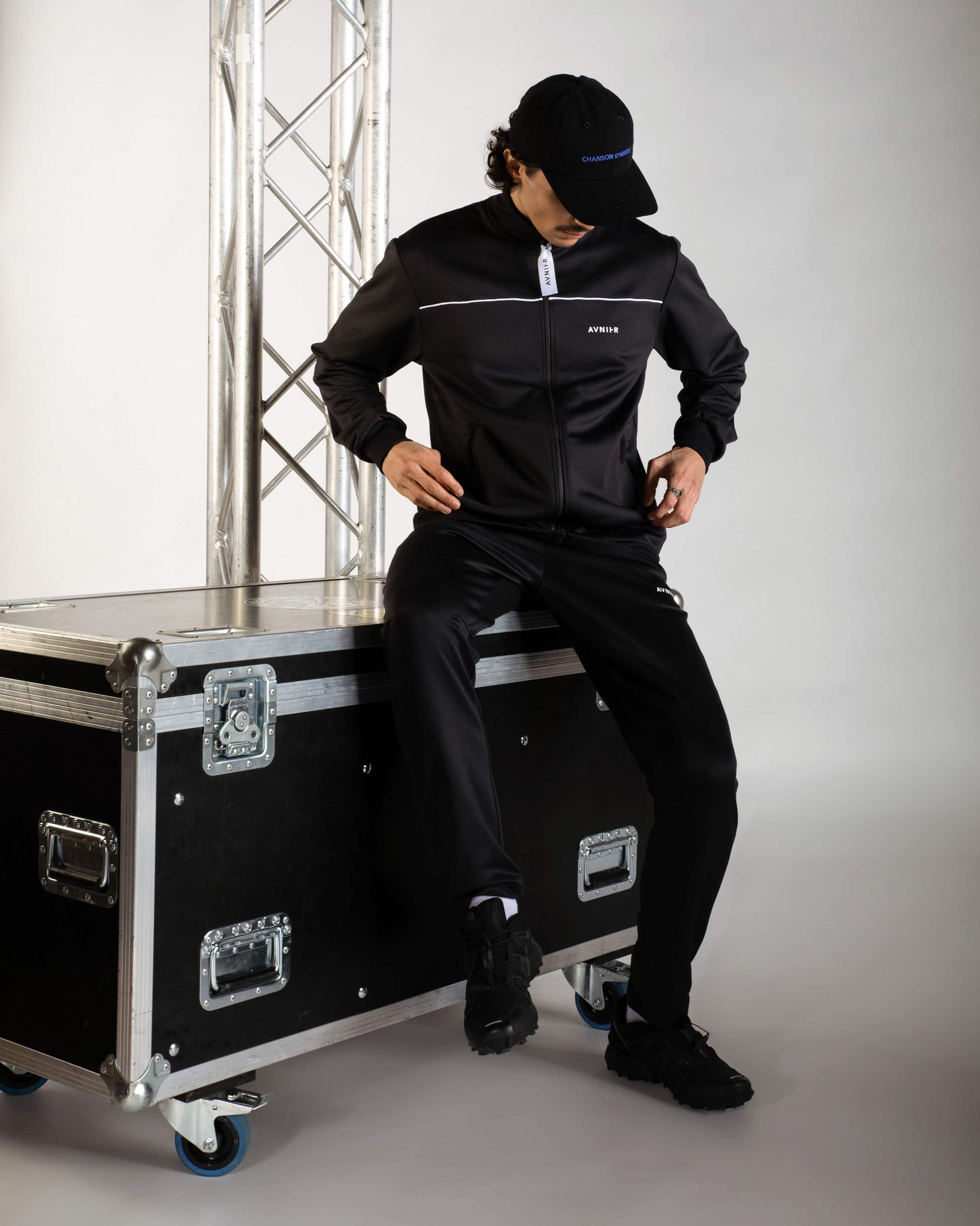 tracktop-studio-noir-avnier-avenir-3-silhouette-dos - noir