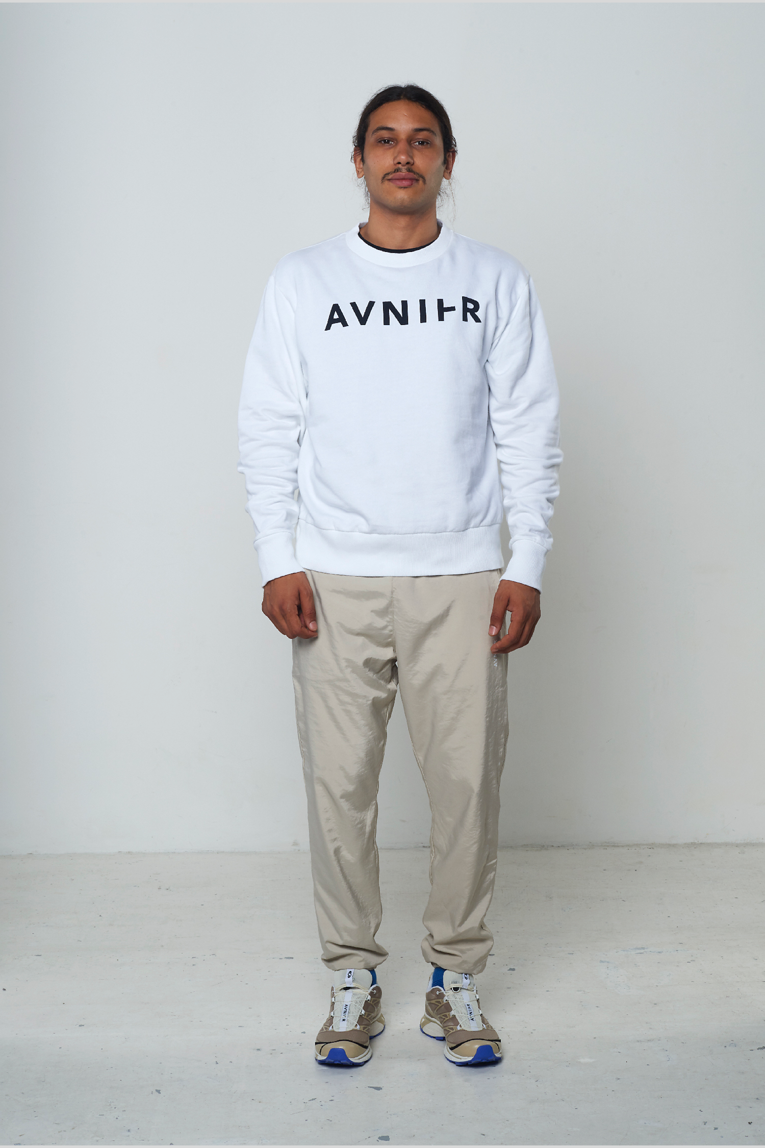 Avnier - basic white crewneck