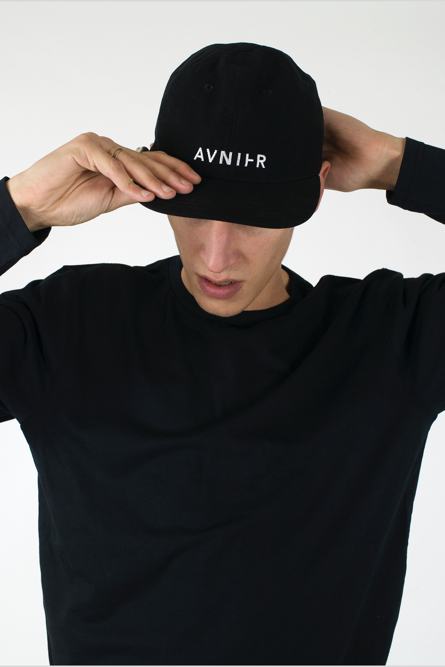 AVNIER - 6 panels black cap